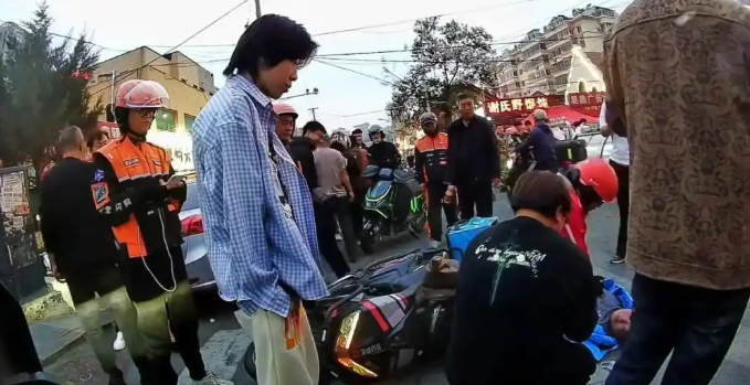 见义勇为！同行倒地休克，90后外卖骑手紧急连线做心肺复苏，垫付了5000医药费