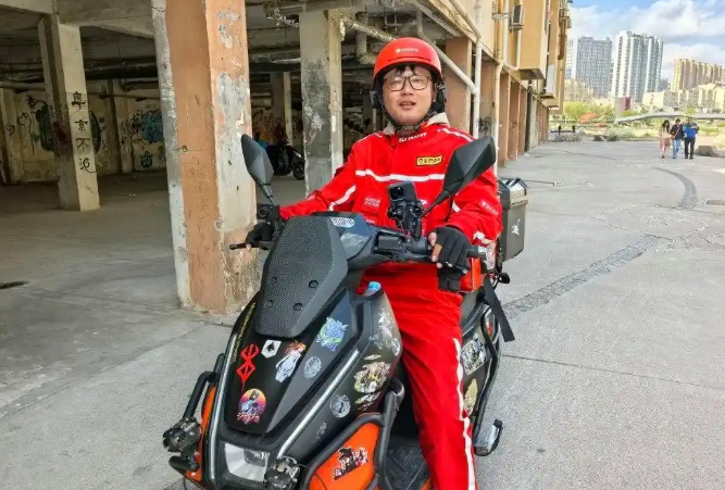 见义勇为！同行倒地休克，90后外卖骑手紧急连线做心肺复苏，垫付了5000医药费