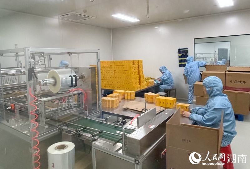 有“身份证”的中药怎样炼成——探访湖南首批数字化中药饮片工厂 包装车间。人民网记者 林洛頫摄