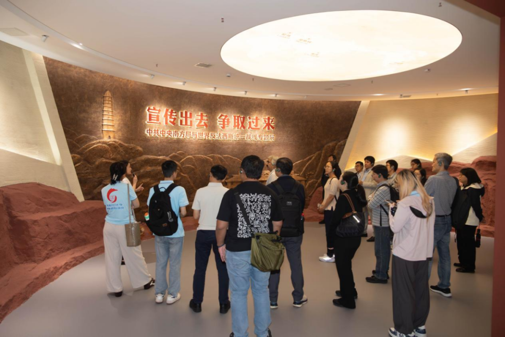 红岩育廉联通中外 西政学子沉浸式体验实景互动“廉洁课”