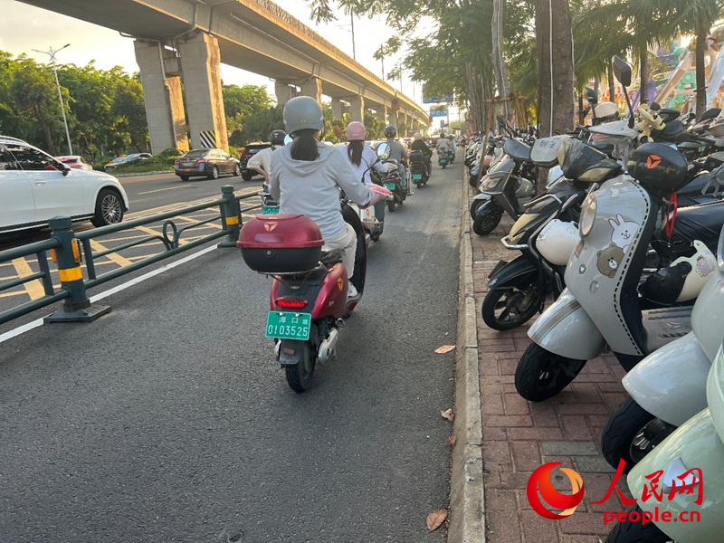 海口南海大道友谊南海城路段 “烂尾”充电桩被拆除。人民网 李学山摄