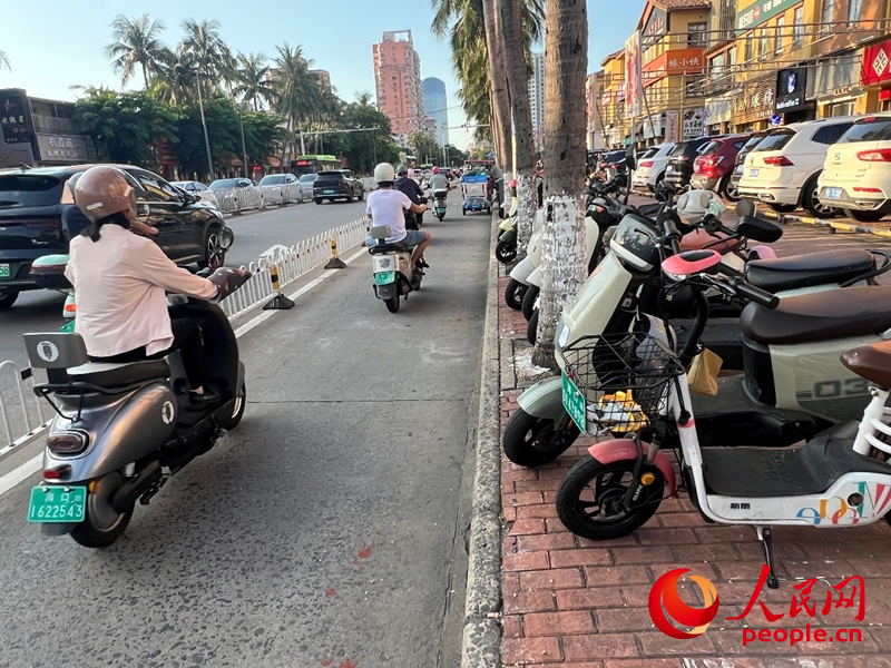 海口海垦路香樟林路段“烂尾”充电桩被拆除。人民网 李学山摄