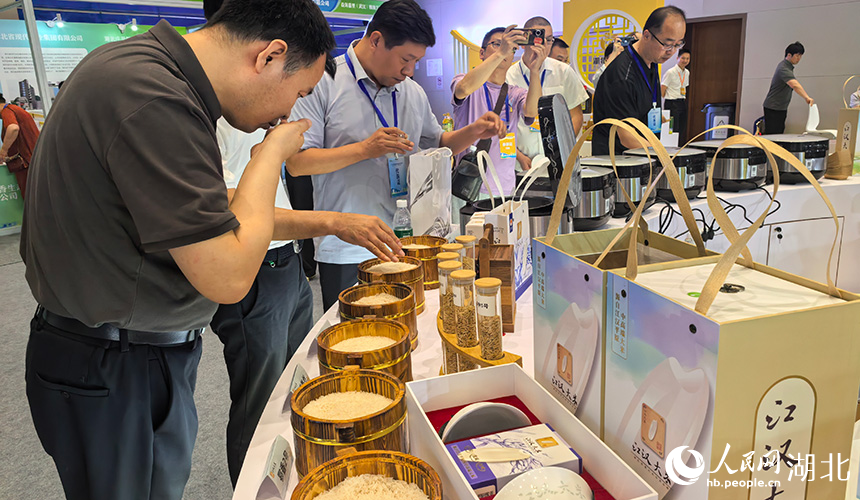江汉大米展示区，吸引不少观众驻足。人民网记者 周雯摄