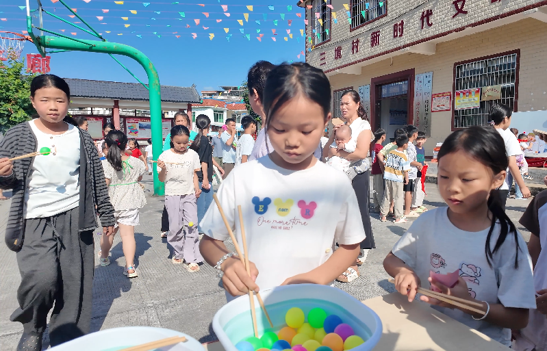 广西河池三境村“六一”儿童节科技味十足