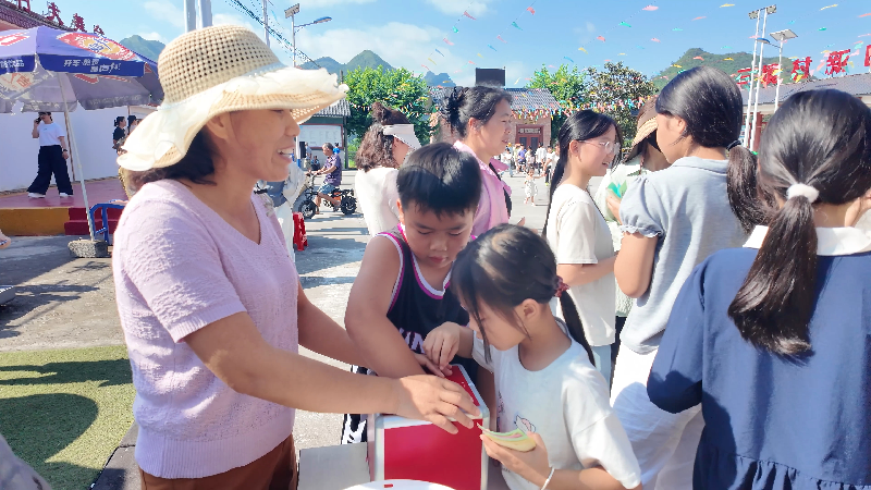 广西河池三境村“六一”儿童节科技味十足