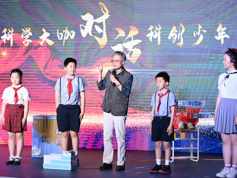 小明逛校园|静安区教育局局长邱中宁：让教育激发每个人的生命活力
