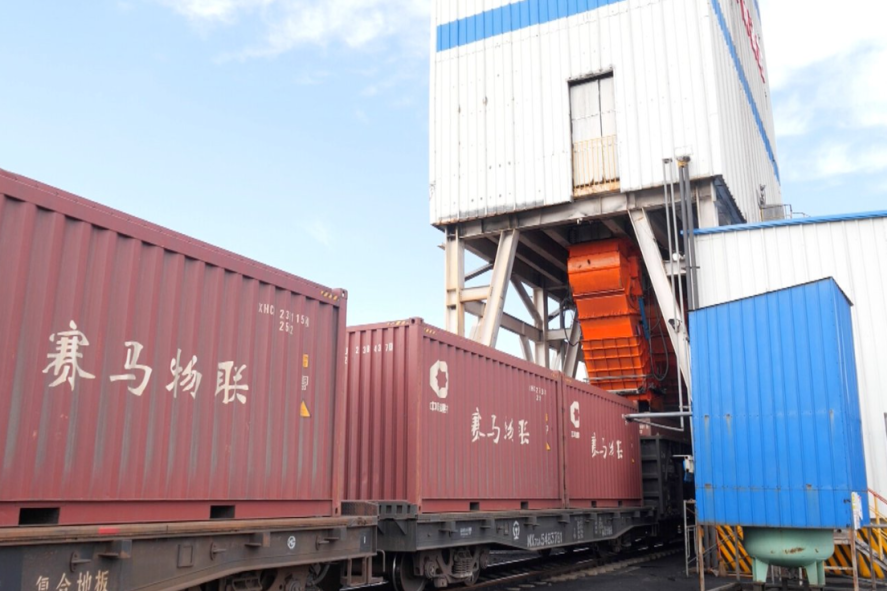 新疆铁路年内货运发送量突破1亿吨