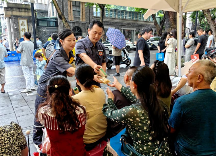重庆燃气“红岩燃小兵”：暖心助考护航赶考路