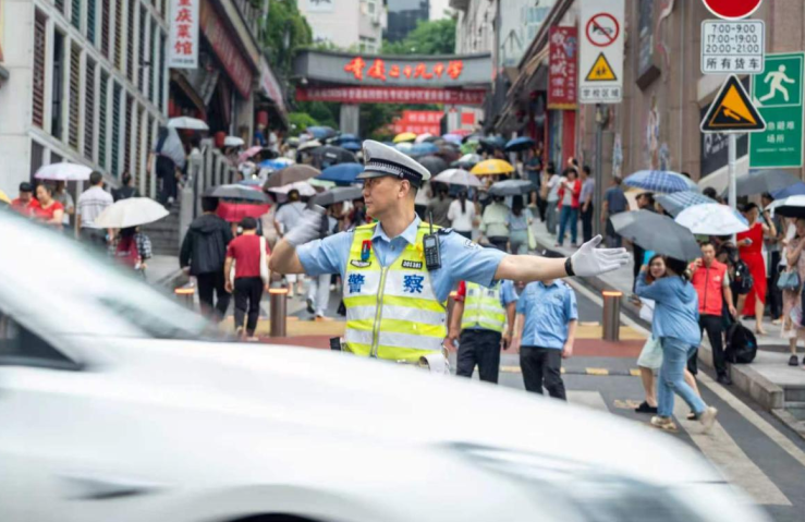 暴雨无阻赴考路 重庆公安暖心护航20.9万学子逐梦路