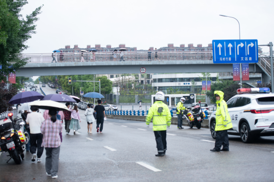 暴雨无阻赴考路 重庆公安暖心护航20.9万学子逐梦路