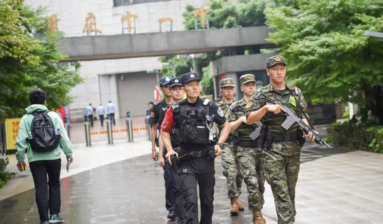 暴雨无阻赴考路 重庆公安暖心护航20.9万学子逐梦路