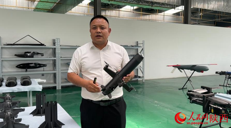 赵刚展示公司自主研发的反制无人机。人民网记者 白鸽摄