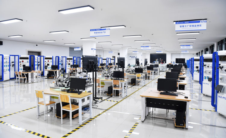 重庆工程职业技术大学“院长话专业”系列访谈| 大数据与物联网学院院长伍小兵：数智赋能深耕职教 产教协同服务发展