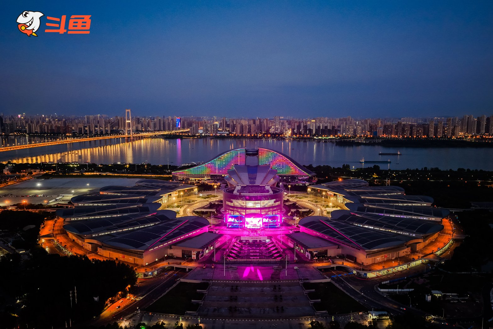 超22万人次参与夏日狂欢，斗鱼嘉年华绘就”电竞之城“新篇章