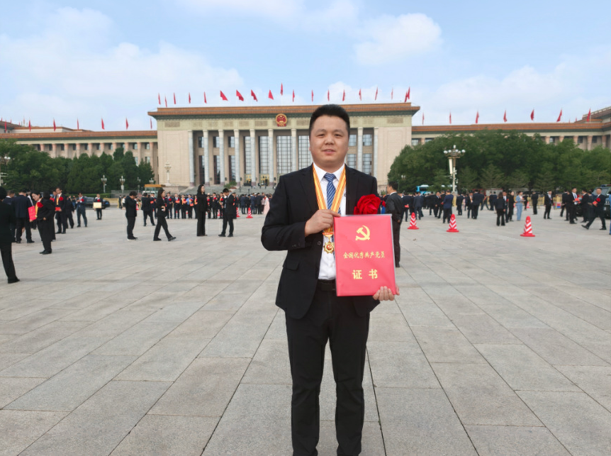 顺丰快递小哥秦文冲获颁“全国优秀共产党员”