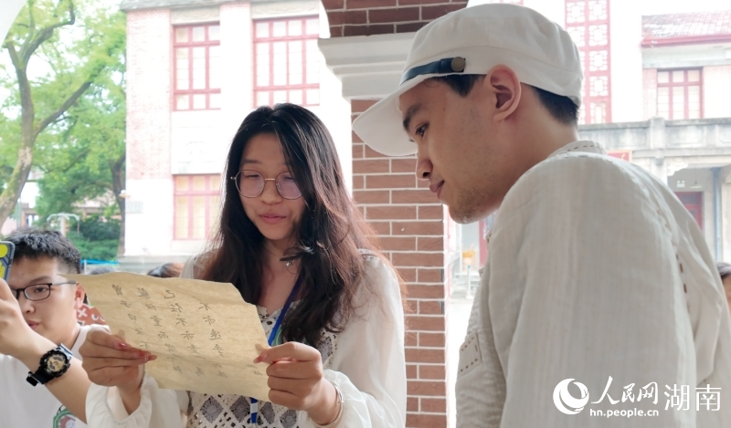 游客与《恰同学少年》青春剧场演员互动。人民网记者 刘汕摄