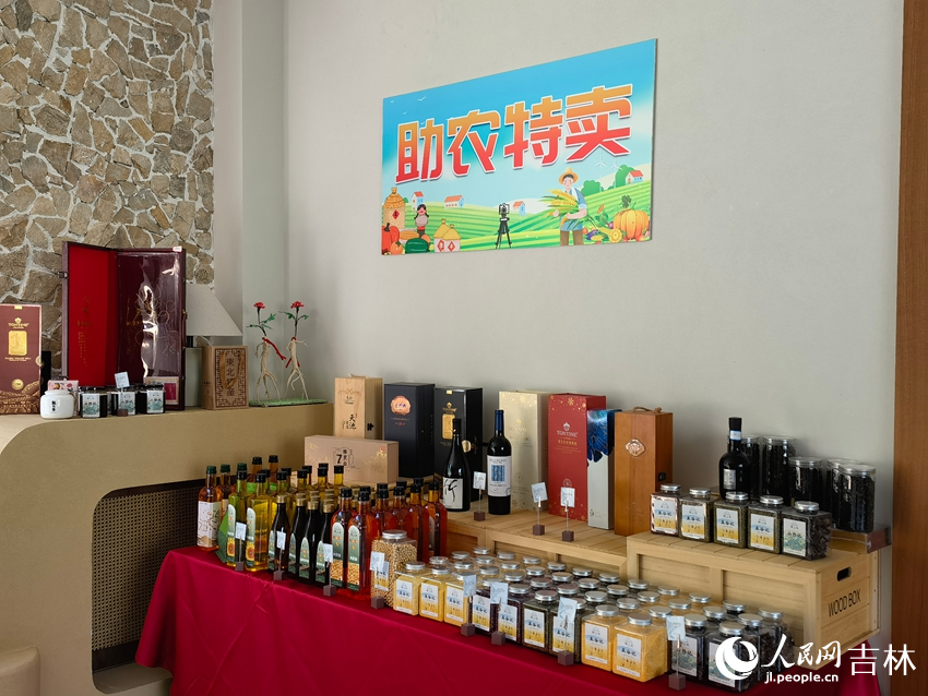 上湖上民宿助农特卖专区。人民网记者 马俊华摄