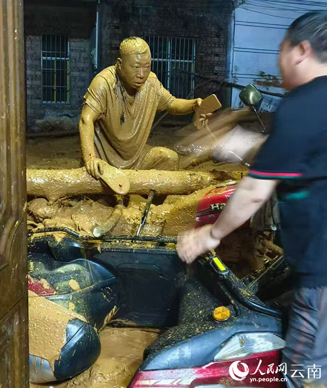 “泥人组长”背后的故事:一身泥泞印初心 田如良从泥石流中奋力爬出的瞬间。盘开应摄