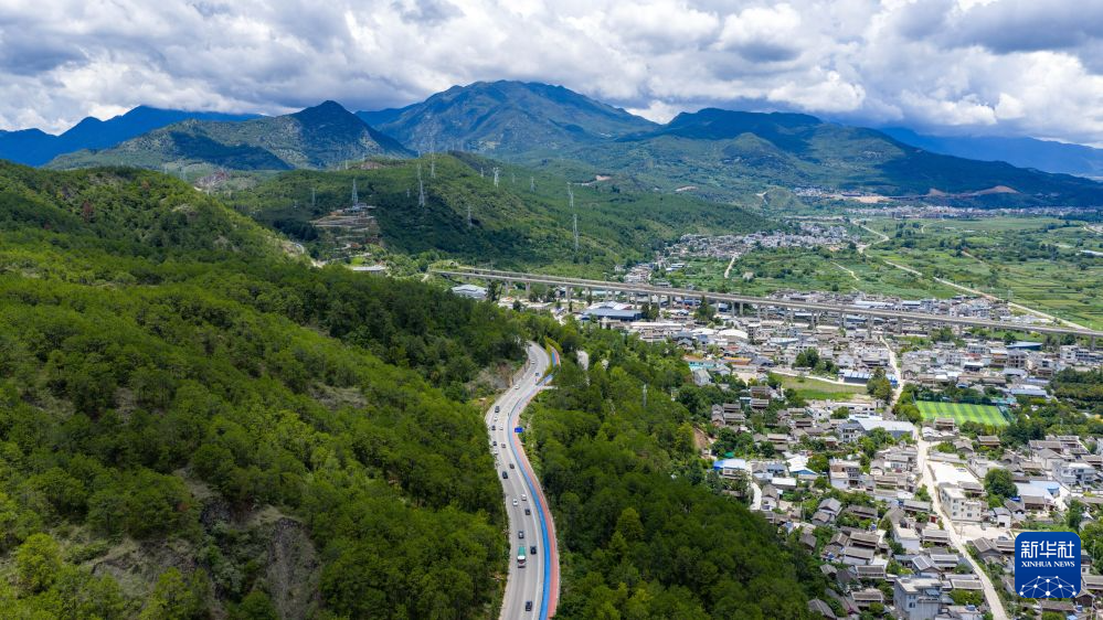 滇藏公路通车50周年:山河之间 长路向前