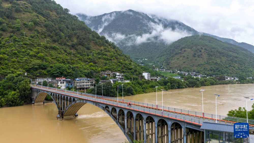 滇藏公路通车50周年:山河之间 长路向前