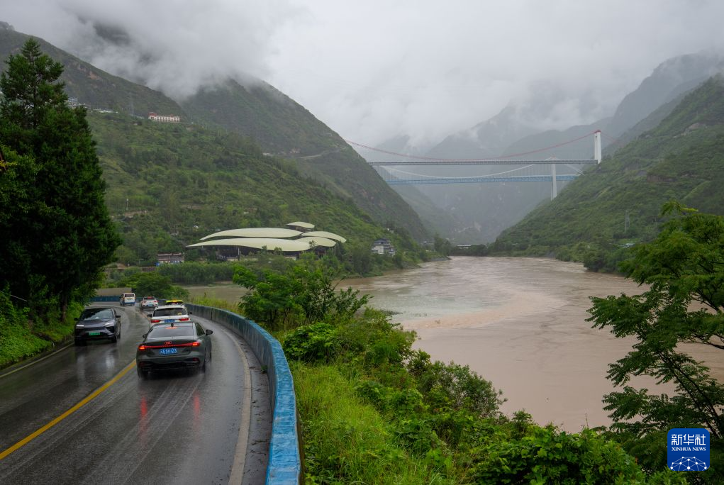滇藏公路通车50周年:山河之间 长路向前