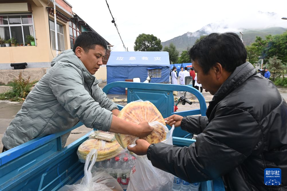 甘肃夏河积极安置山洪灾害受灾群众
