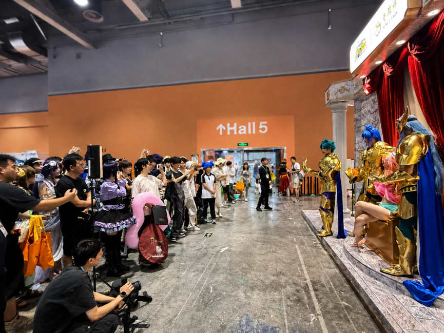 年轻人在漫展买黄金？老凤祥联名金饰打开 IP 周边新想象