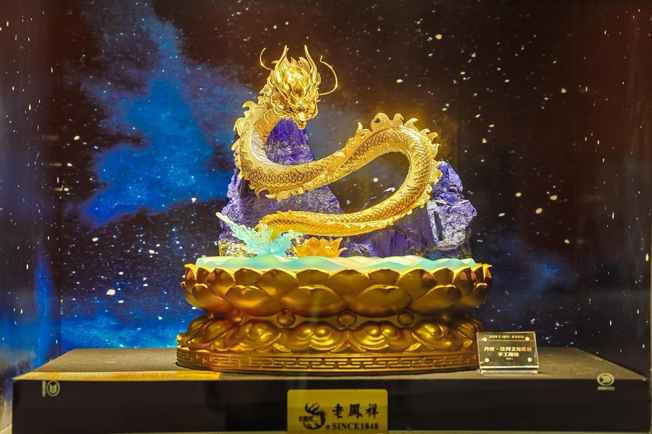年轻人在漫展买黄金？老凤祥联名金饰打开 IP 周边新想象