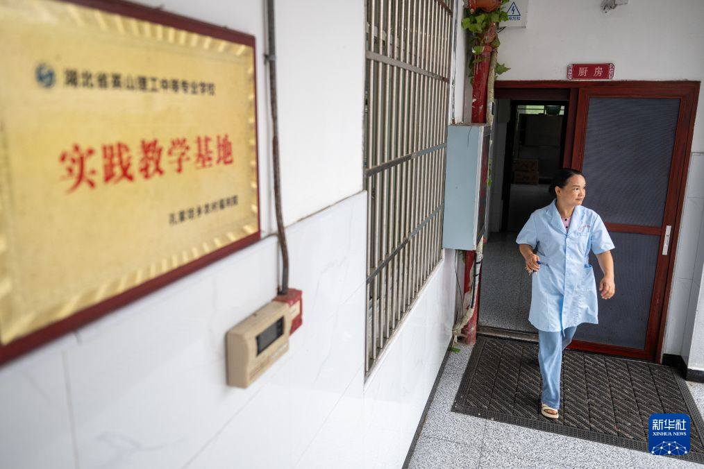 基层一线党旗红丨大别山下的养老守护者