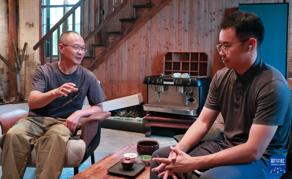 村里来了年轻人——小黄和老黄的故事