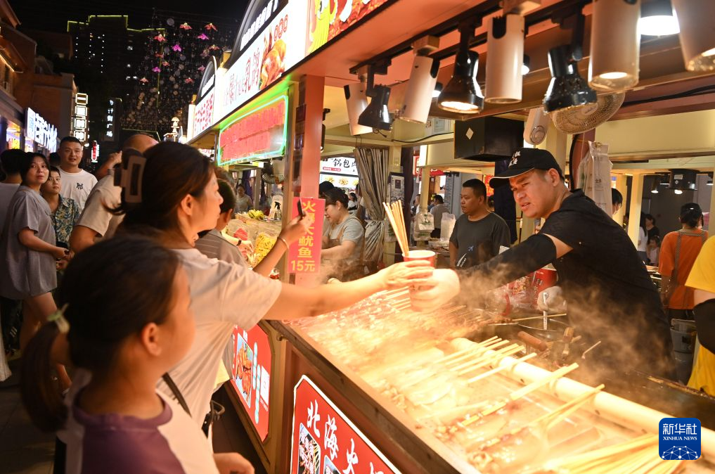 广西南宁:暑期带火“夜经济”