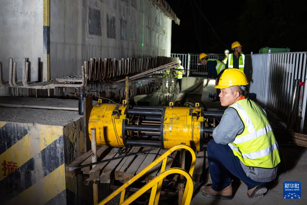 邵永高铁跨沪昆高速特大桥转体梁成功转体