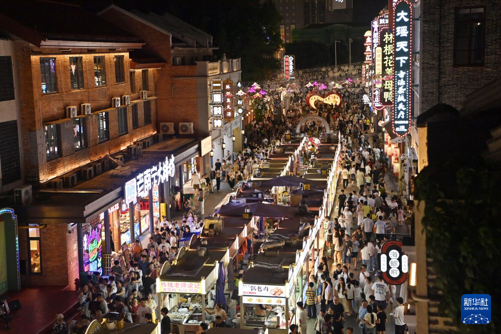 广西南宁:暑期带火“夜经济”