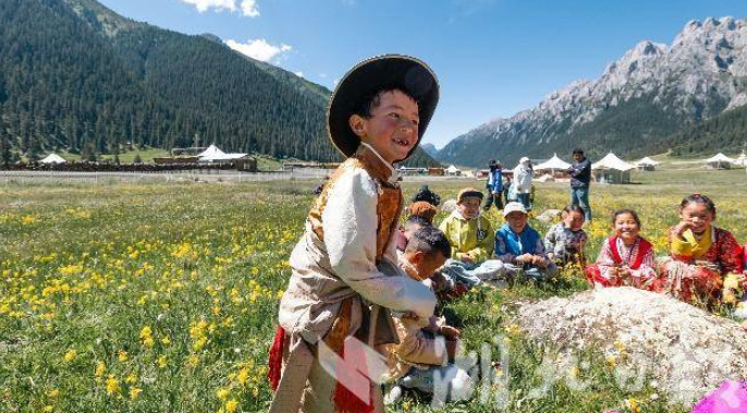 海拔约4000米的格木村第一次迎来“三下乡”的大学生