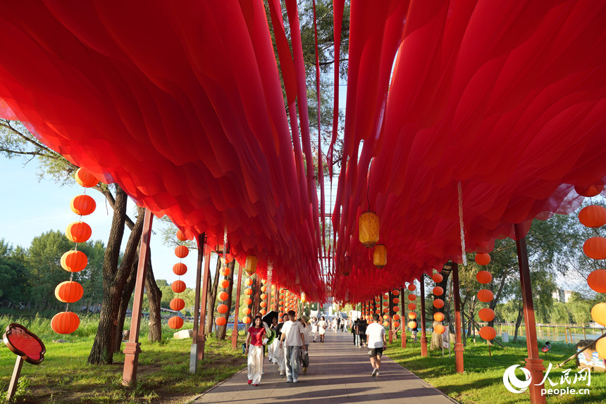 游客在长春北湖公园“北柳灯火湖堤市集”游玩。人民网记者 李洋摄
