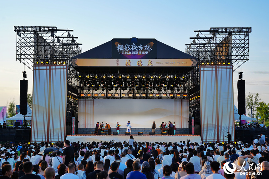 每周末上演的吉剧演出吸引着大批游客观看。人民网记者 李洋摄