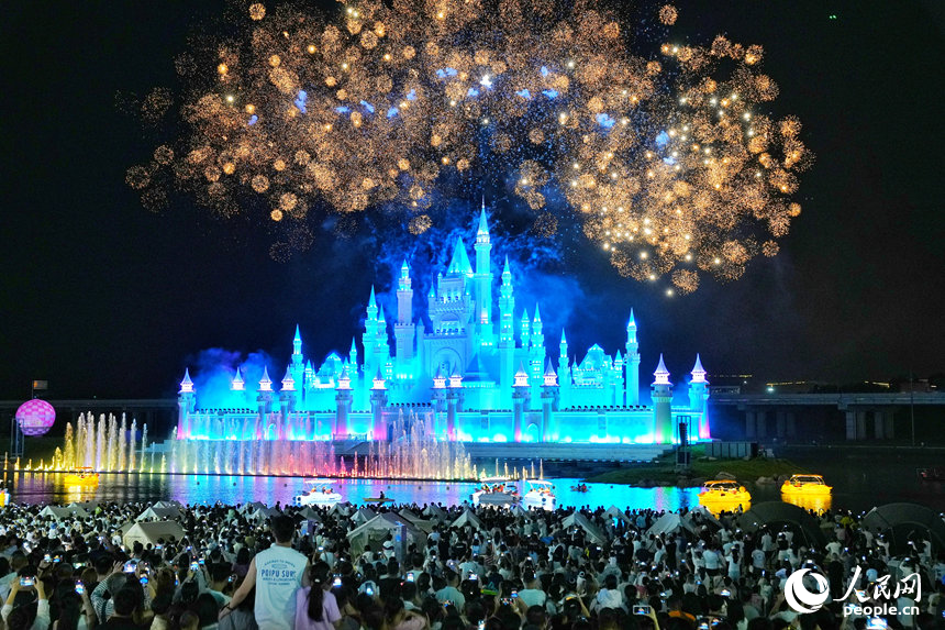 游客在长春肆季南河岸线公园欣赏烟花秀表演。人民网记者 李洋摄
