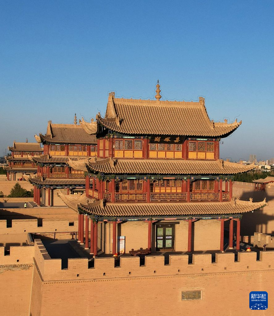 夕阳下的嘉峪关