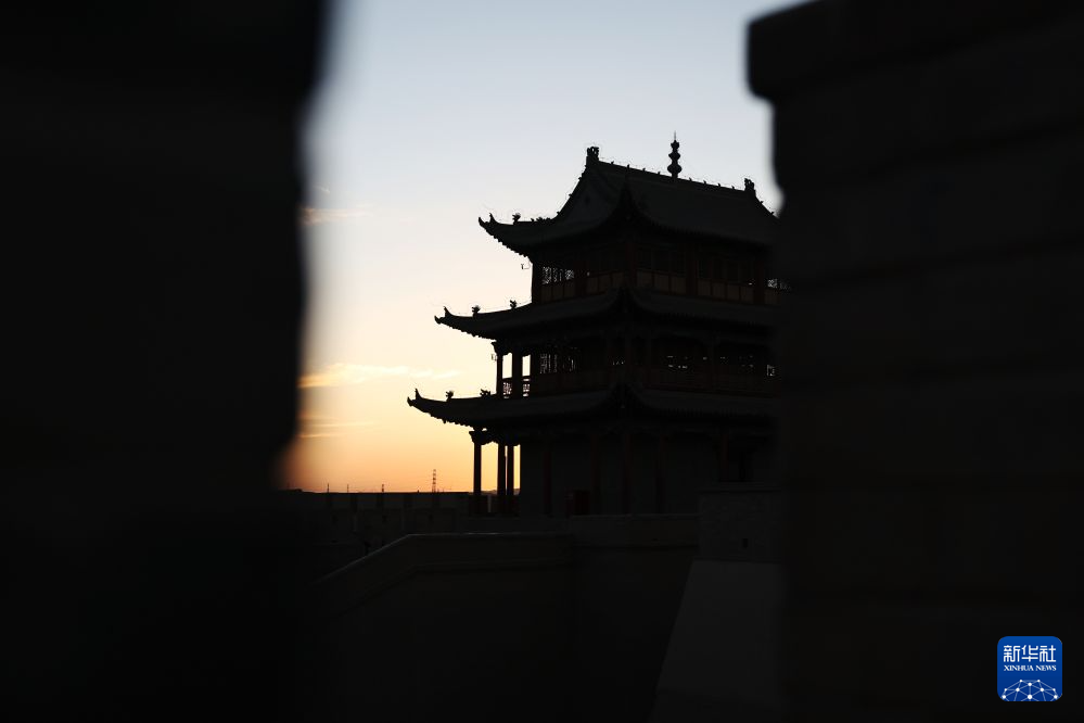 夕阳下的嘉峪关