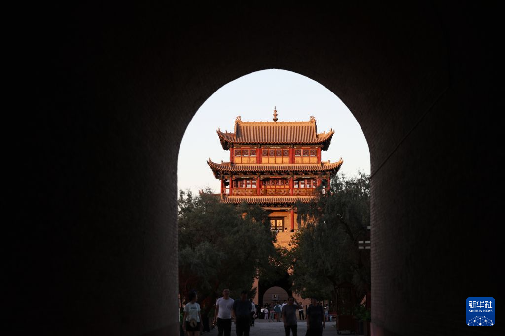 夕阳下的嘉峪关