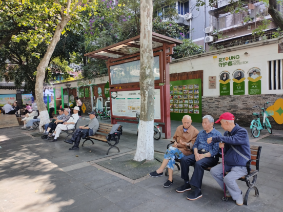 成都高新芳草街街道：让老人“能出门”，更“有事做”