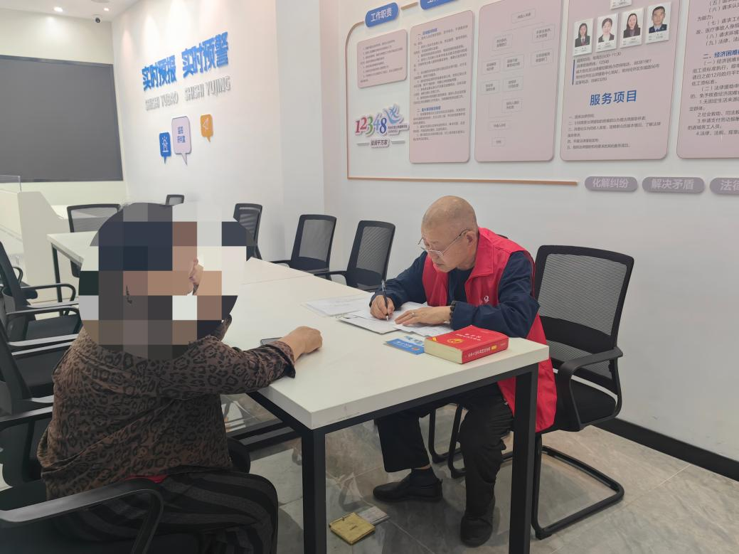 从木匠到“法律明白人”：七旬老人的“法治尺”与十年坚守