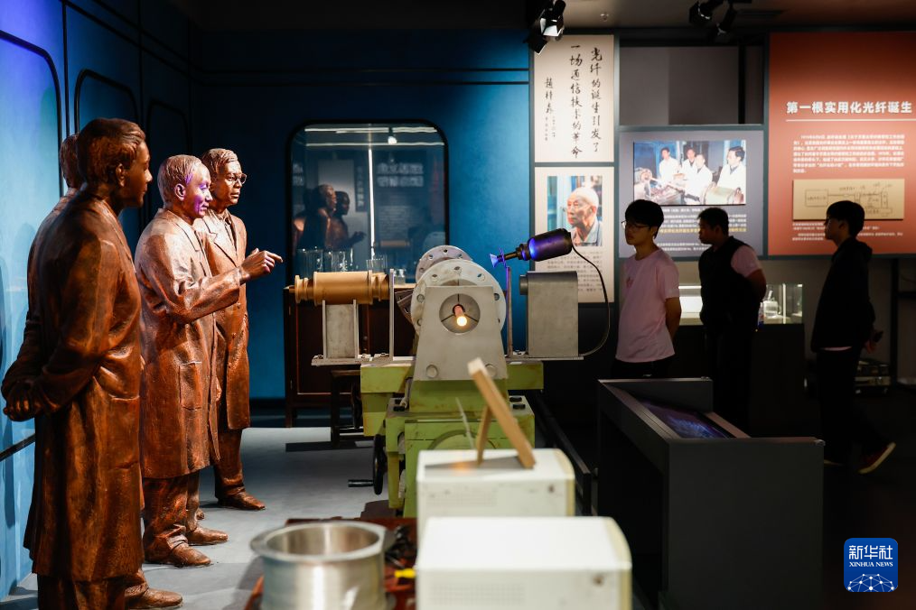 湖北武汉:暑期游馆探秘光通信发展史