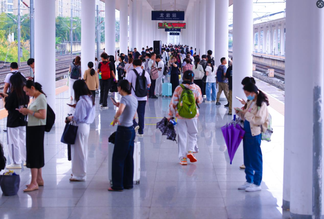 暑运邂逅七夕 铁路部门温情护航出行路 暑运邂逅七夕 铁路部门温情护航出行路