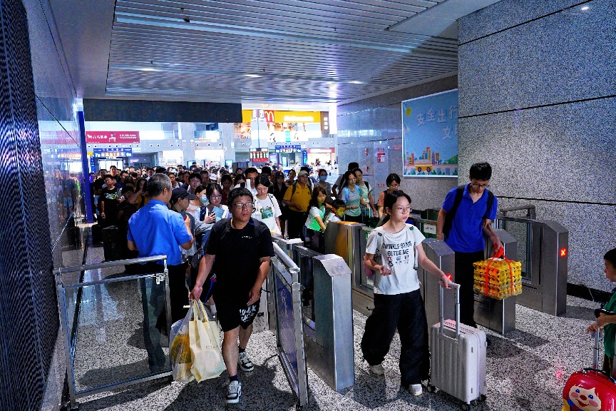 暑运邂逅七夕 铁路部门温情护航出行路 暑运邂逅七夕 铁路部门温情护航出行路