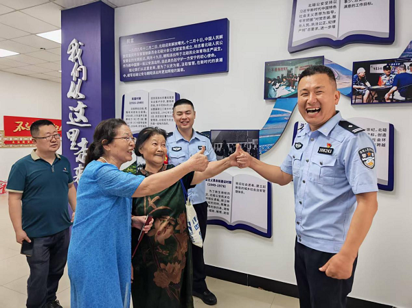重庆北碚：两代民警二十年的守望接力
