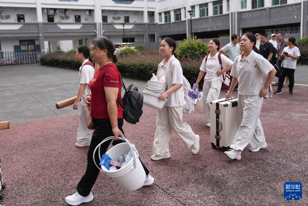 图片故事丨走出大山 深山四胞胎的开学季