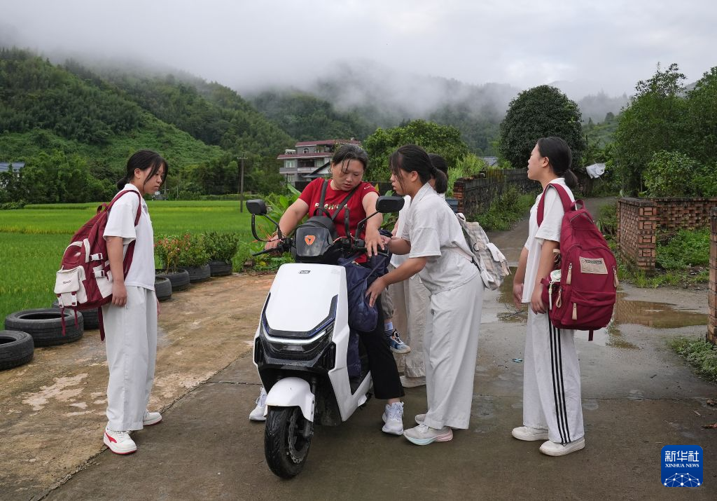 图片故事丨走出大山 深山四胞胎的开学季