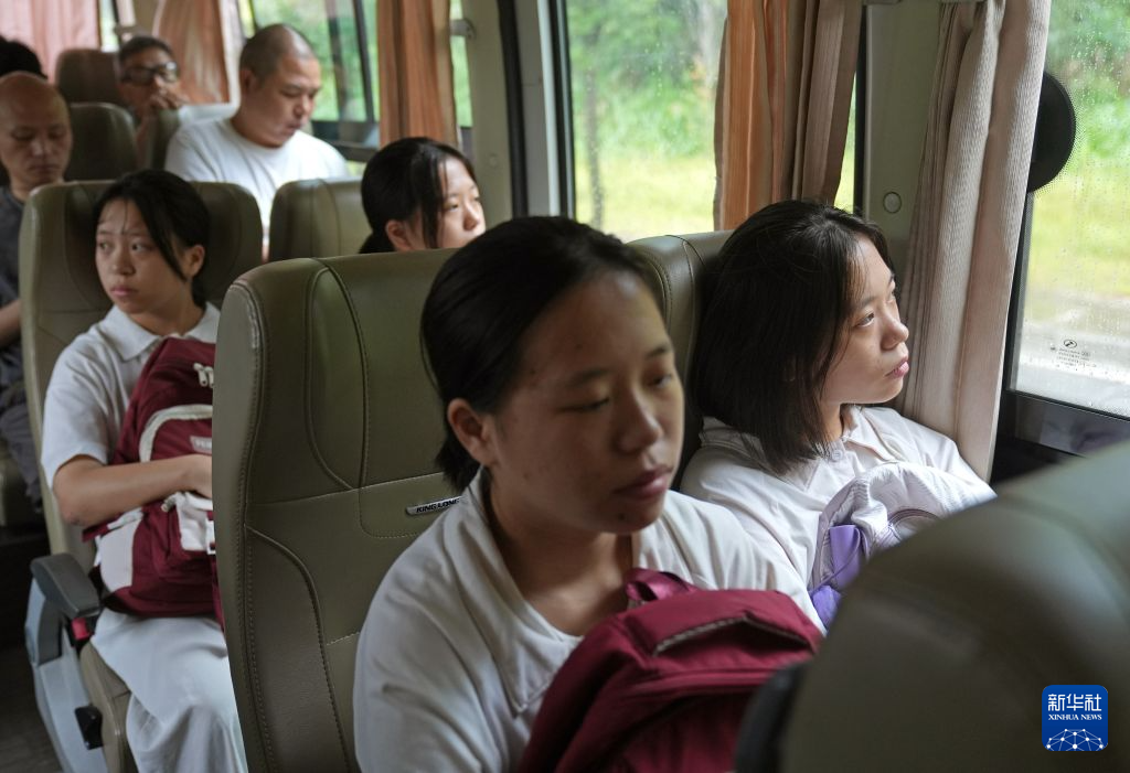 图片故事丨走出大山 深山四胞胎的开学季