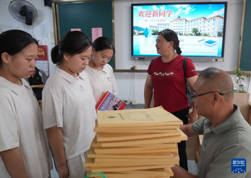 图片故事丨走出大山 深山四胞胎的开学季